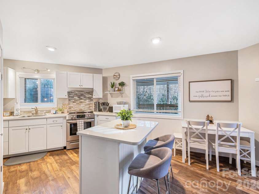 180 Hemlock Loop, Maggie Valley, NC 28751.  MLS# CAR4430326, YatesRealty ID 54127. 