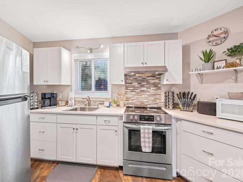 180 Hemlock Loop, Maggie Valley, NC 28751.  MLS# CAR4430326, YatesRealty ID 54127. 