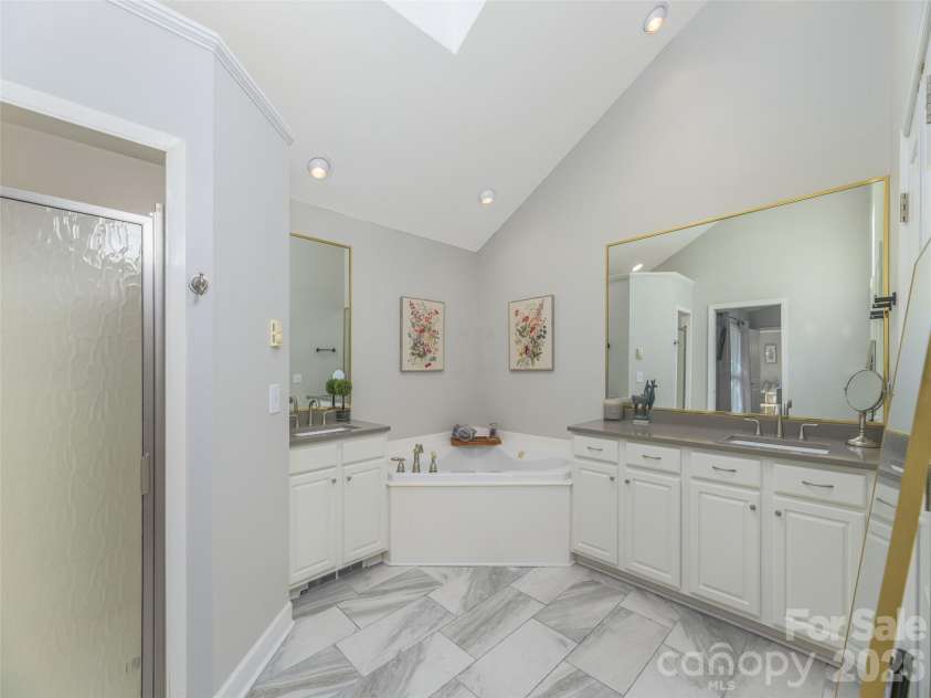 465 Leatherwood Road, Maggie Valley, NC 28751.  MLS# CAR4430446, YatesRealty ID 54136. Primary #1 bathroom