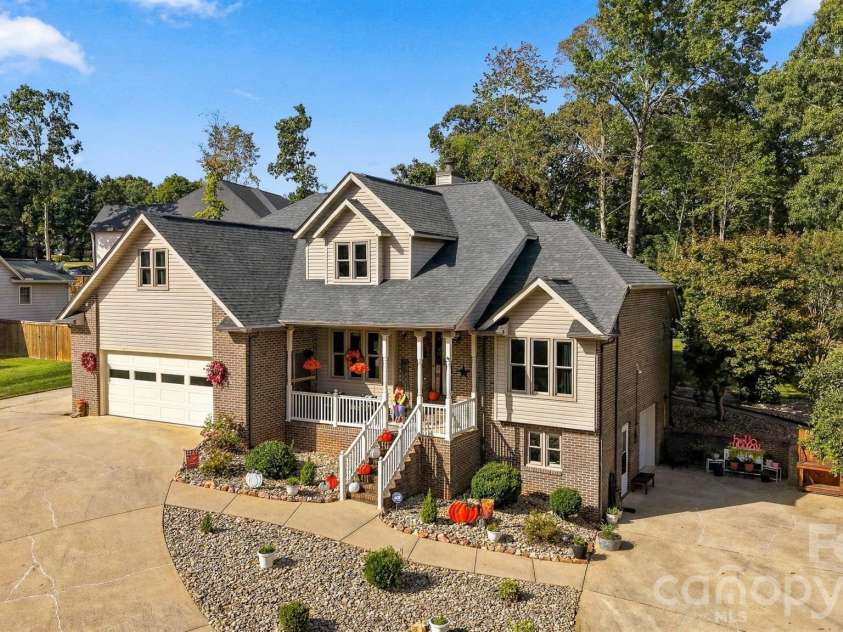3645 Wandering Lane, Hickory, NC 28601.  MLS# CAR4429752, YatesRealty ID 54142. 