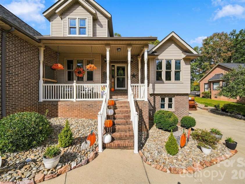 3645 Wandering Lane, Hickory, NC 28601.  MLS# CAR4429752, YatesRealty ID 54142. 