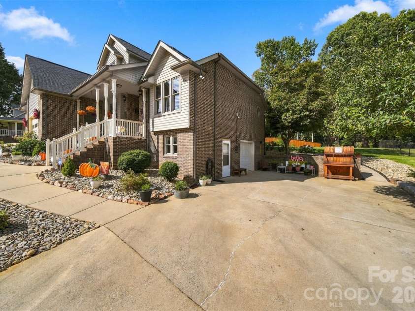 3645 Wandering Lane, Hickory, NC 28601.  MLS# CAR4429752, YatesRealty ID 54142. 