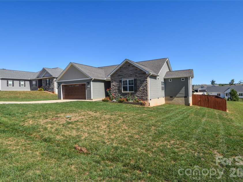 148 Greythorn Drive, Statesville, NC 28625.  MLS# CAR4427266, YatesRealty ID 54152. 