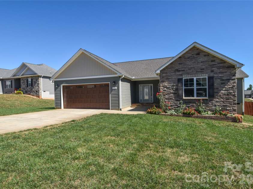148 Greythorn Drive, Statesville, NC 28625.  MLS# CAR4427266, YatesRealty ID 54152. 