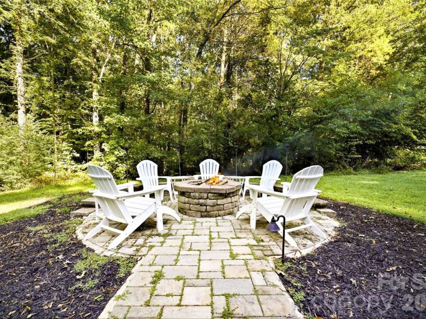 9560 Harvest Lane, Davidson, NC 28036.  MLS# CAR4429858, YatesRealty ID 54162. Fire Pit