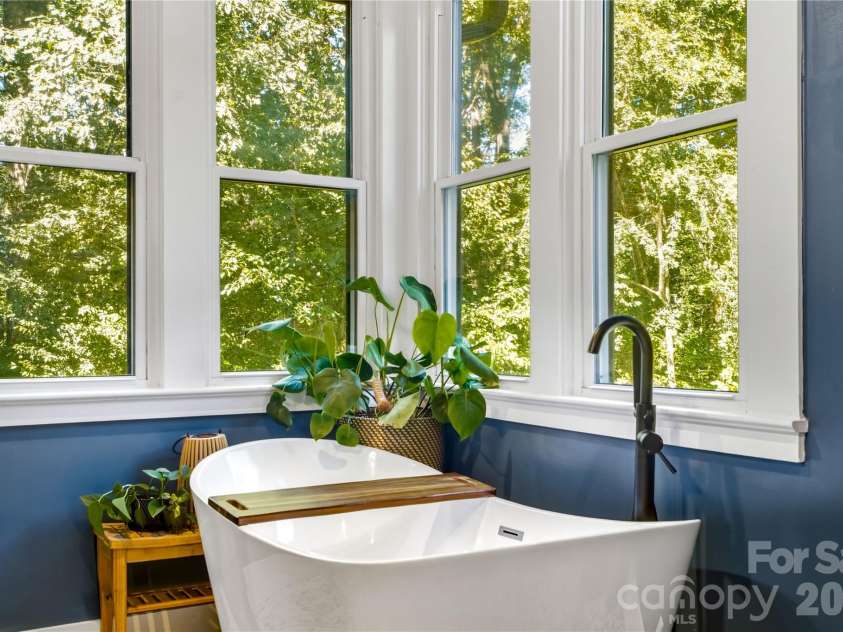9560 Harvest Lane, Davidson, NC 28036.  MLS# CAR4429858, YatesRealty ID 54162. Freestanding Tub