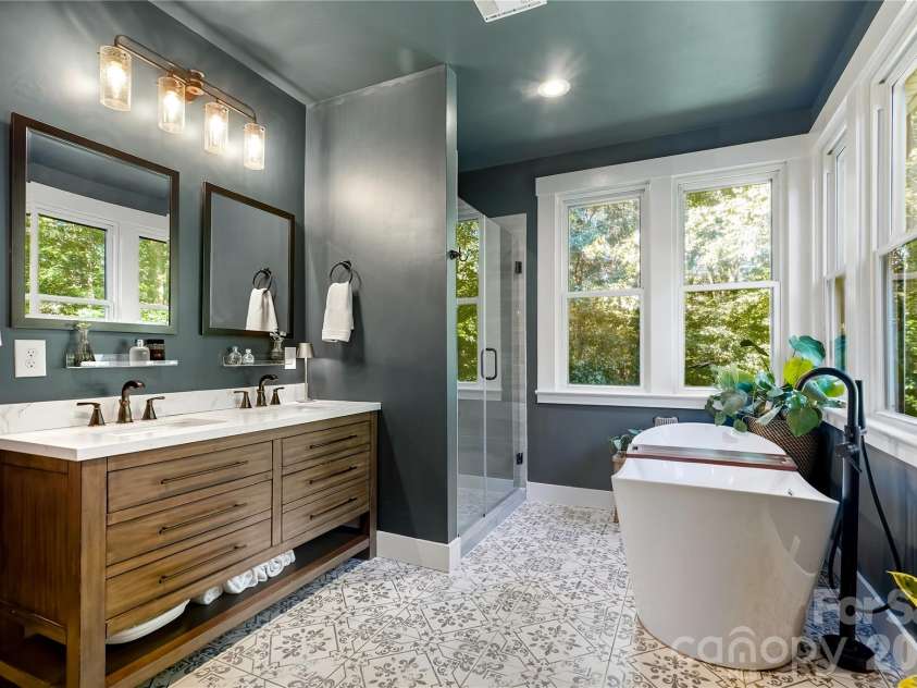 9560 Harvest Lane, Davidson, NC 28036.  MLS# CAR4429858, YatesRealty ID 54162. Primary Bath