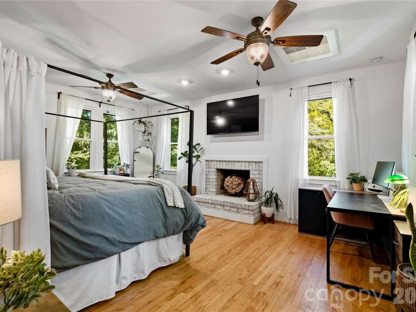 9560 Harvest Lane, Davidson, NC 28036.  MLS# CAR4429858, YatesRealty ID 54162. Primary Bedroom