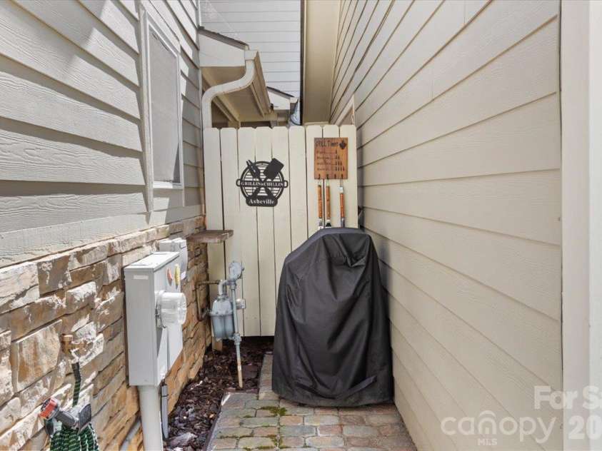 55 Rotunda Circle, Asheville, NC 28806.  MLS# CAR4430318, YatesRealty ID 54166. 