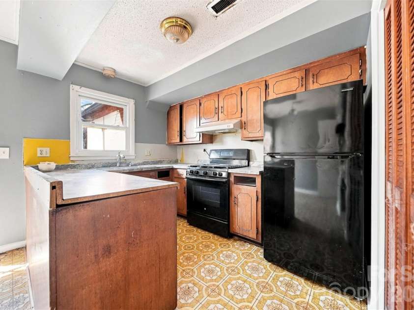 402 Ashe Avenue, Newton, NC 28658.  MLS# CAR4430547, YatesRealty ID 54173. 