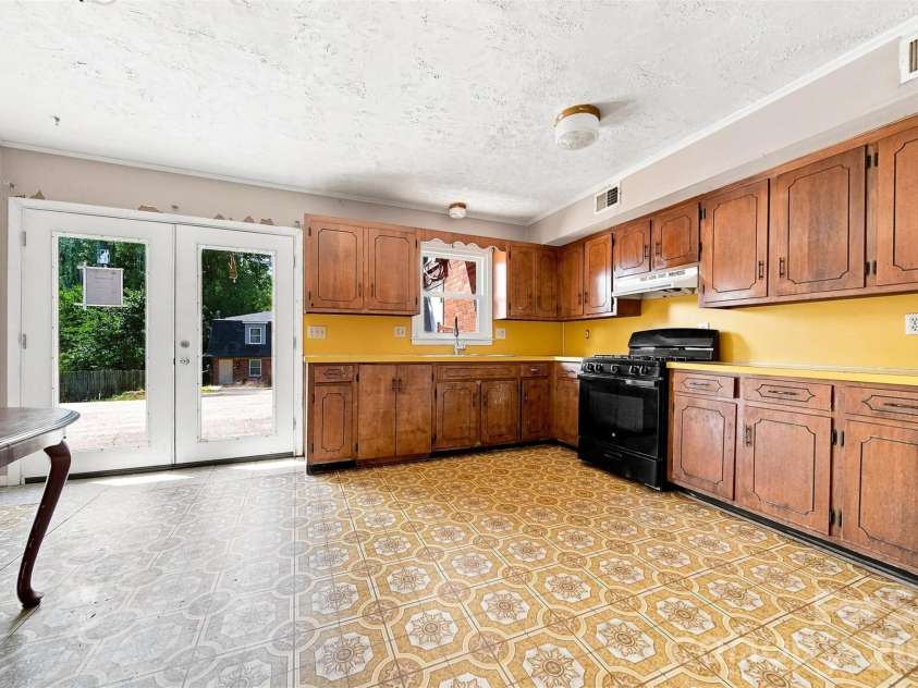 402 Ashe Avenue, Newton, NC 28658.  MLS# CAR4430547, YatesRealty ID 54173. 