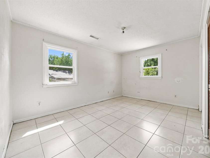 402 Ashe Avenue, Newton, NC 28658.  MLS# CAR4430547, YatesRealty ID 54173. 