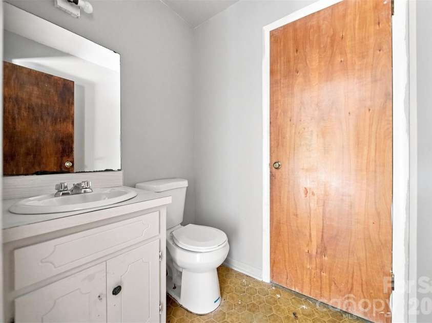 402 Ashe Avenue, Newton, NC 28658.  MLS# CAR4430547, YatesRealty ID 54173. 