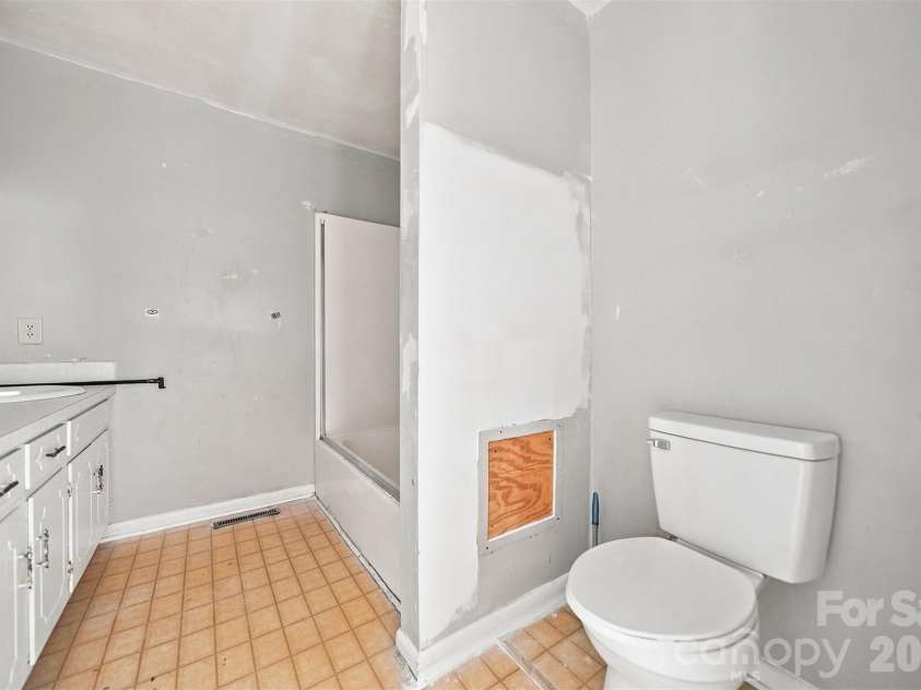 402 Ashe Avenue, Newton, NC 28658.  MLS# CAR4430547, YatesRealty ID 54173. 