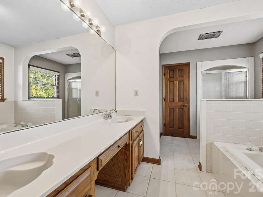 107 Camelot Court, Kings Mountain, NC 28086.  MLS# CAR4429948, YatesRealty ID 54175. 