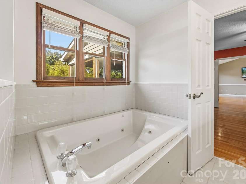107 Camelot Court, Kings Mountain, NC 28086.  MLS# CAR4429948, YatesRealty ID 54175. 