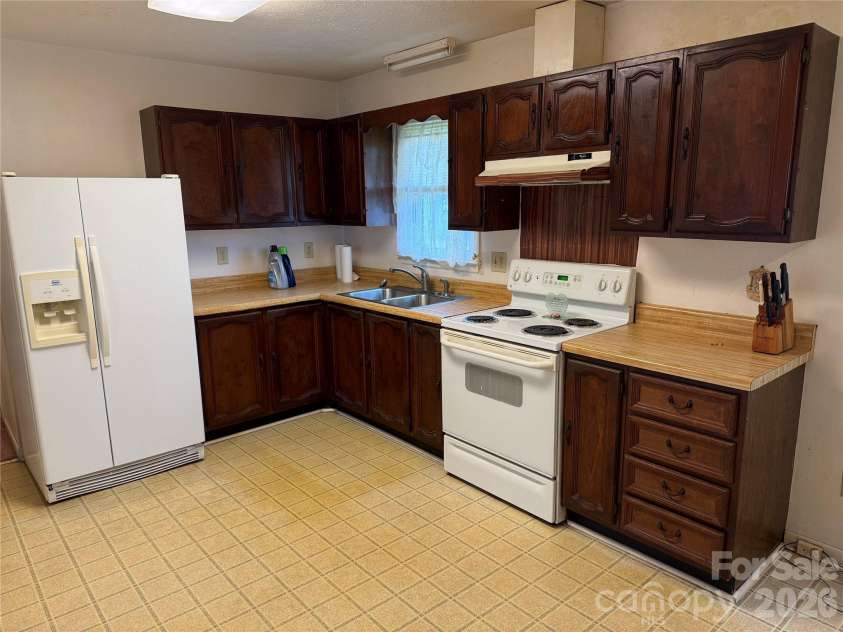 108 Brittain Drive, Morganton, NC 28655.  MLS# CAR4430518, YatesRealty ID 54188. 