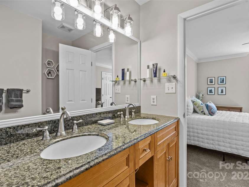 2638 Dilworth Heights Lane, Charlotte, NC 28209.  MLS# CAR4245437, YatesRealty ID 5419. 