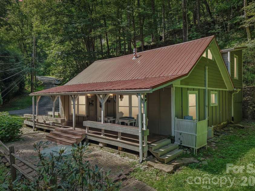 16 Wits End Way, Waynesville, NC 28785.  MLS# CAR4428017, YatesRealty ID 54199. 