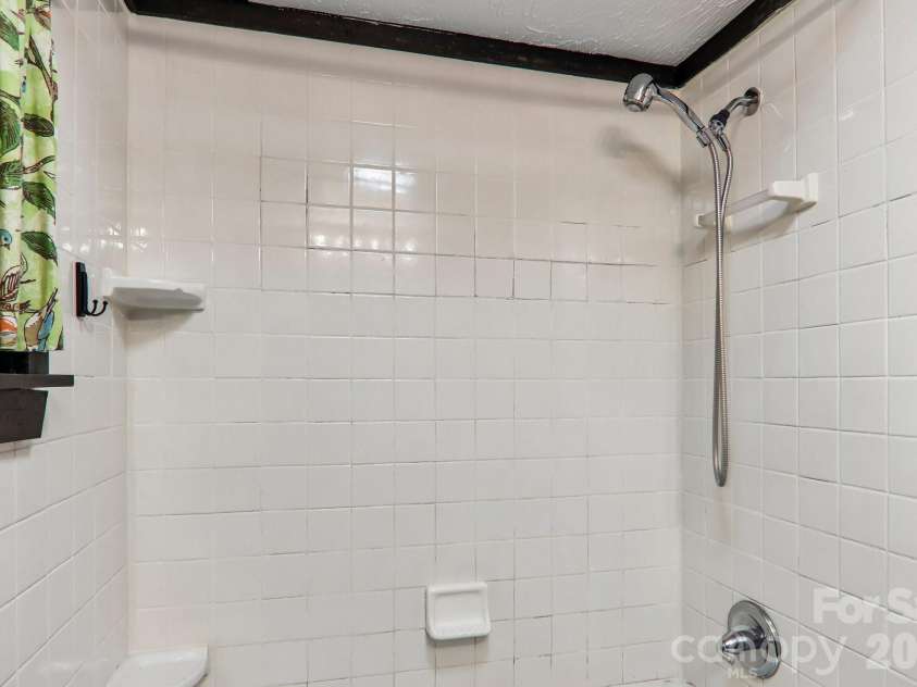 16 Wits End Way, Waynesville, NC 28785.  MLS# CAR4428017, YatesRealty ID 54199. 