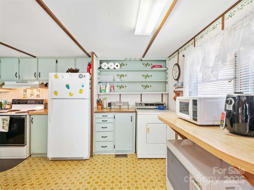 2850 Henson Creek Road, Newland, NC 28657.  MLS# CAR4329735, YatesRealty ID 542. 