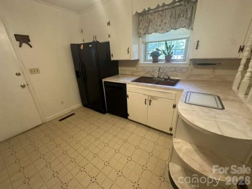 1415 Melrose Drive, Shelby, NC 28152.  MLS# CAR4430198, YatesRealty ID 54203. 