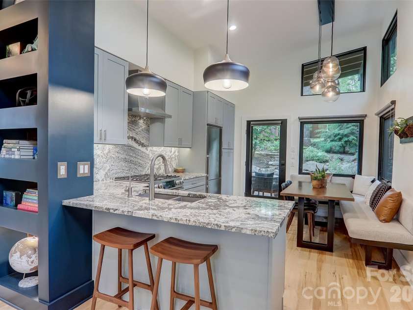 10 Cornelia Street, Asheville, NC 28801.  MLS# CAR4429143, YatesRealty ID 54204. 