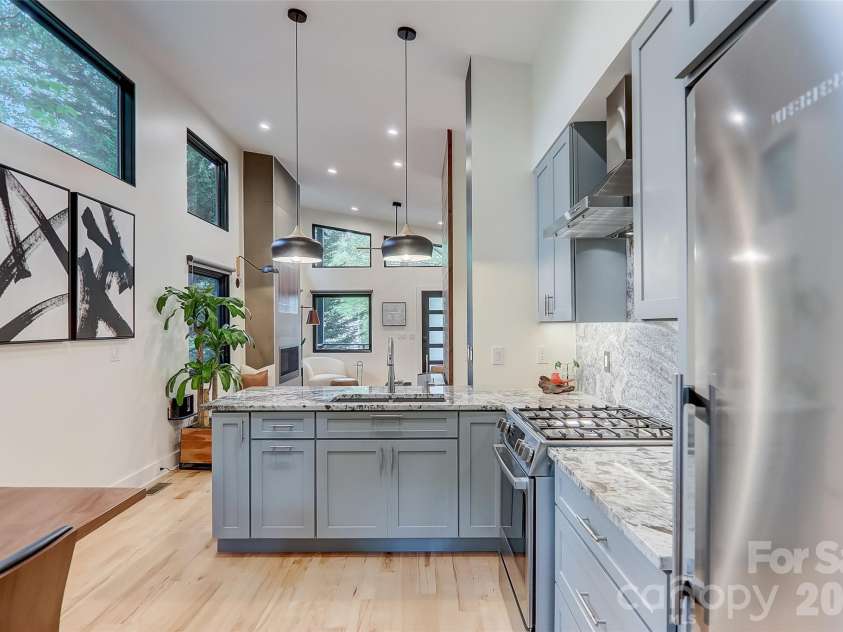 10 Cornelia Street, Asheville, NC 28801.  MLS# CAR4429143, YatesRealty ID 54204. 