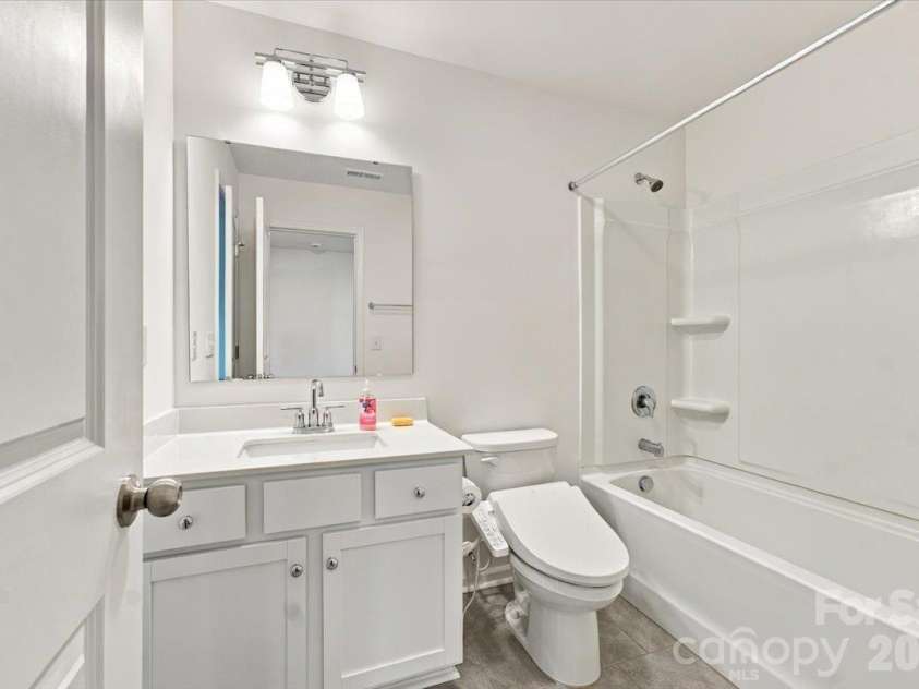 24550 Blue Heron Circle, Lancaster, SC 29720.  MLS# CAR4428673, YatesRealty ID 54208. Upstairs full bathroom