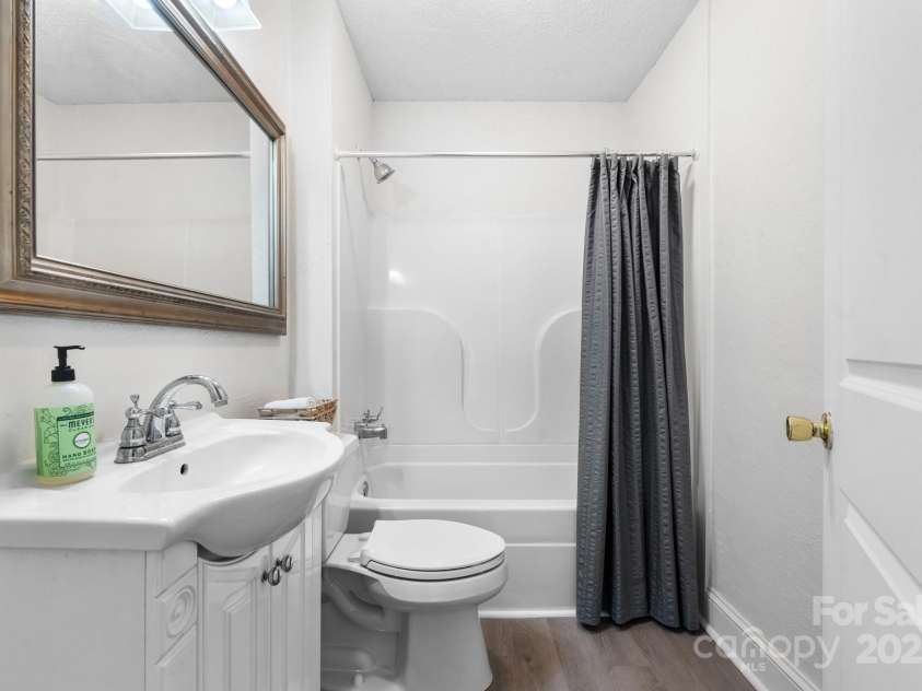 1606 College Avenue, Lenoir, NC 28645.  MLS# CAR4213428, YatesRealty ID 5421. 