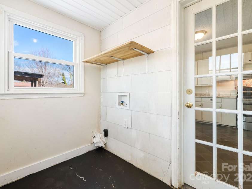 1606 College Avenue, Lenoir, NC 28645.  MLS# CAR4213428, YatesRealty ID 5421. 