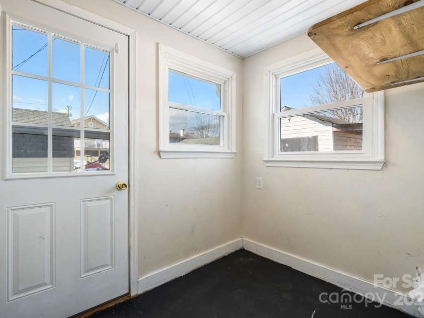 1606 College Avenue, Lenoir, NC 28645.  MLS# CAR4213428, YatesRealty ID 5421. 