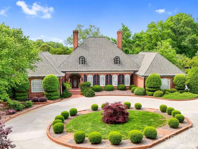 364 39th Avenue Drive, Hickory, NC 28601.  MLS# CAR4298899, YatesRealty ID 5421. 