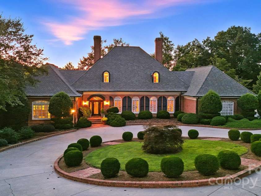 364 39th Avenue Drive, Hickory, NC 28601.  MLS# CAR4298899, YatesRealty ID 5421. 