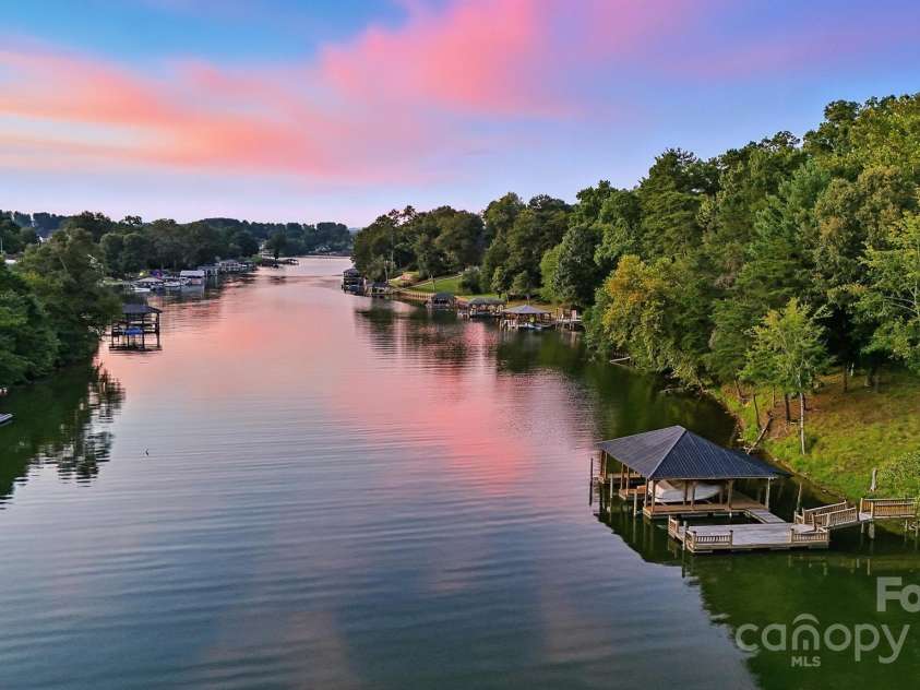 364 39th Avenue Drive, Hickory, NC 28601.  MLS# CAR4298899, YatesRealty ID 5421. 