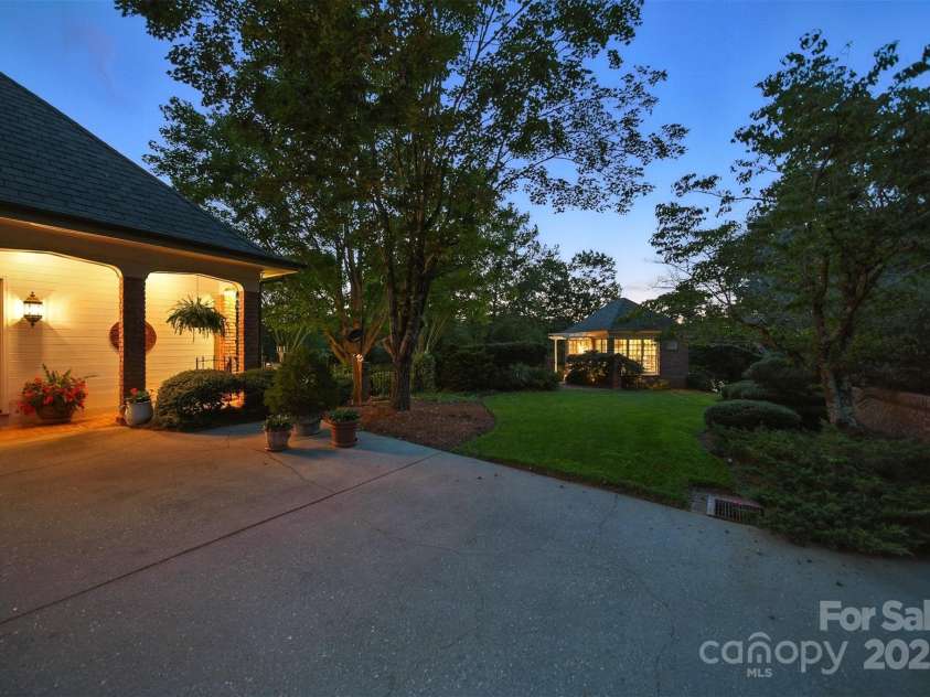 364 39th Avenue Drive, Hickory, NC 28601.  MLS# CAR4298899, YatesRealty ID 5421. 