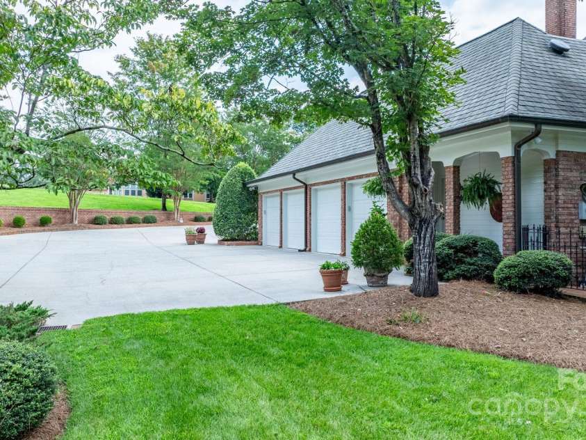 364 39th Avenue Drive, Hickory, NC 28601.  MLS# CAR4298899, YatesRealty ID 5421. 