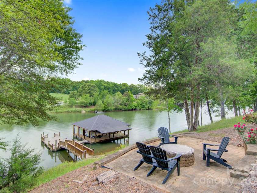 364 39th Avenue Drive, Hickory, NC 28601.  MLS# CAR4298899, YatesRealty ID 5421. 