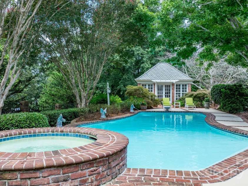364 39th Avenue Drive, Hickory, NC 28601.  MLS# CAR4298899, YatesRealty ID 5421. 
