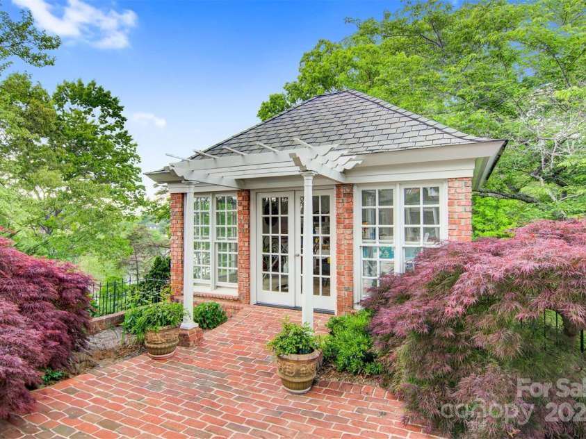 364 39th Avenue Drive, Hickory, NC 28601.  MLS# CAR4298899, YatesRealty ID 5421. 