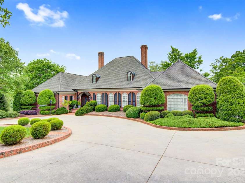 364 39th Avenue Drive, Hickory, NC 28601.  MLS# CAR4298899, YatesRealty ID 5421. 