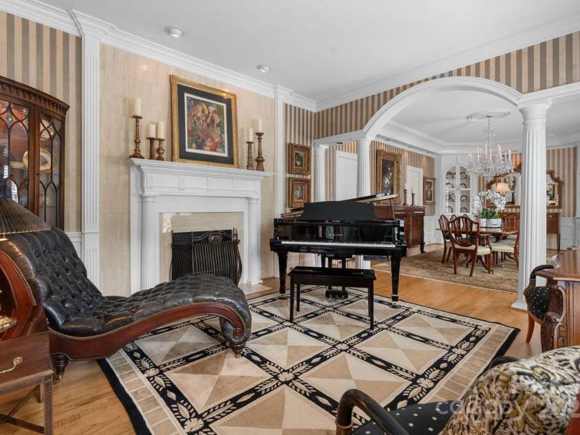 364 39th Avenue Drive, Hickory, NC 28601.  MLS# CAR4298899, YatesRealty ID 5421. 