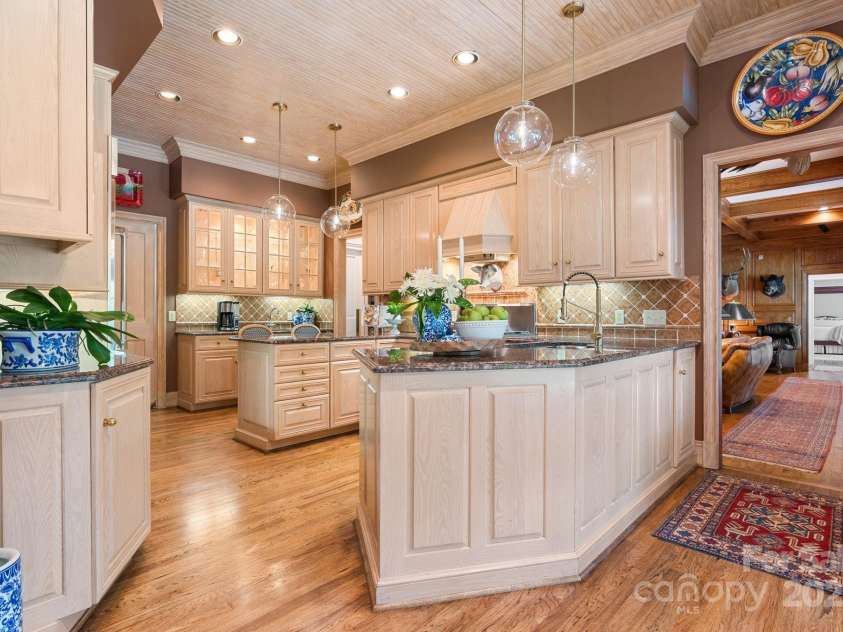 364 39th Avenue Drive, Hickory, NC 28601.  MLS# CAR4298899, YatesRealty ID 5421. 
