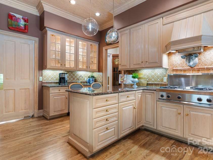 364 39th Avenue Drive, Hickory, NC 28601.  MLS# CAR4298899, YatesRealty ID 5421. 