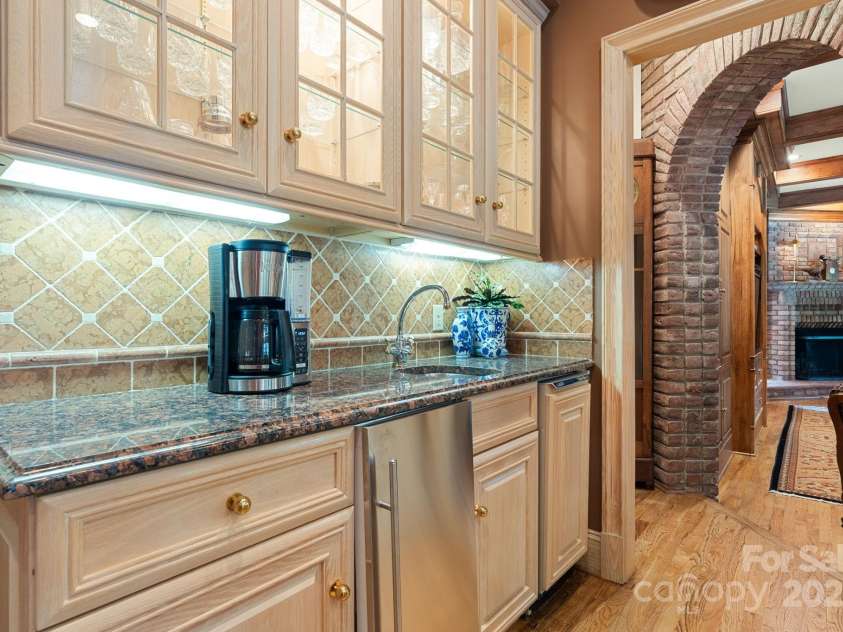 364 39th Avenue Drive, Hickory, NC 28601.  MLS# CAR4298899, YatesRealty ID 5421. 