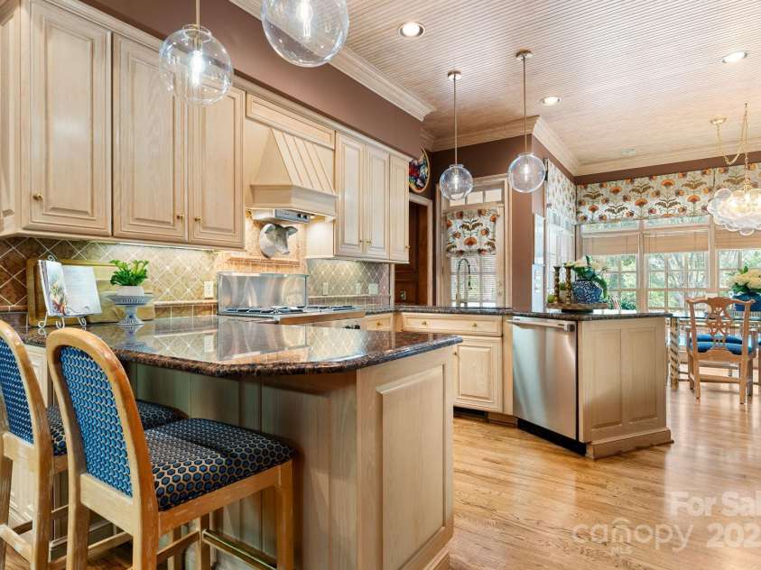 364 39th Avenue Drive, Hickory, NC 28601.  MLS# CAR4298899, YatesRealty ID 5421. 
