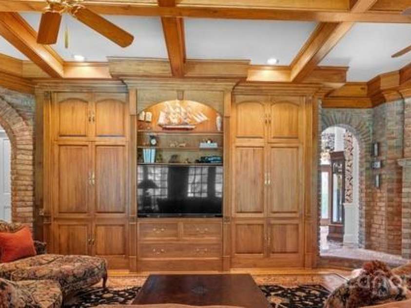 364 39th Avenue Drive, Hickory, NC 28601.  MLS# CAR4298899, YatesRealty ID 5421. 