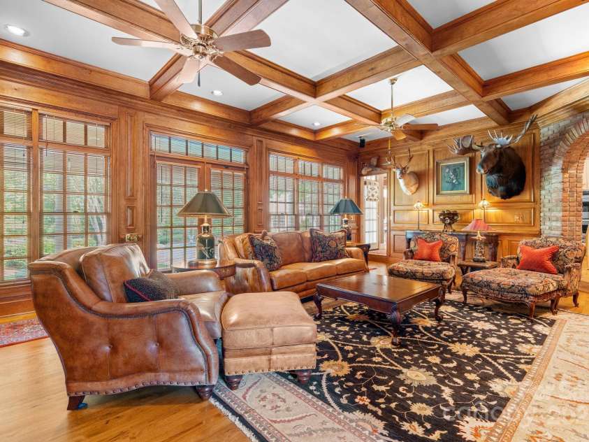 364 39th Avenue Drive, Hickory, NC 28601.  MLS# CAR4298899, YatesRealty ID 5421. 