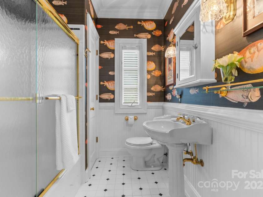 364 39th Avenue Drive, Hickory, NC 28601.  MLS# CAR4298899, YatesRealty ID 5421. 