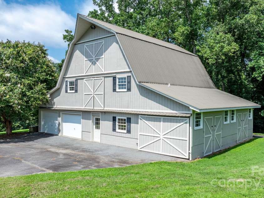 364 39th Avenue Drive, Hickory, NC 28601.  MLS# CAR4298899, YatesRealty ID 5421. 